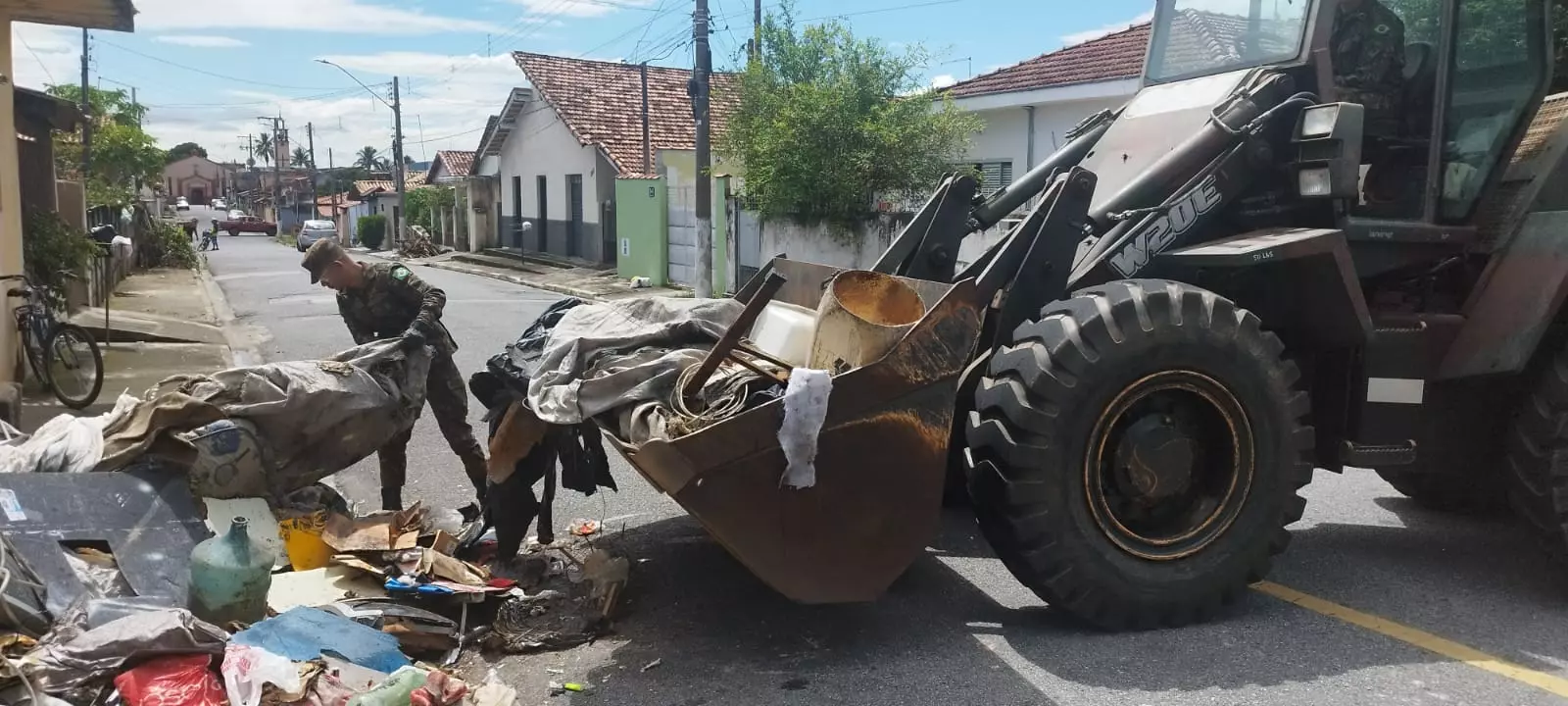 Combate à dengue: Prefeitura e Exército fazem limpeza no Ipê 2 e região das Vilas